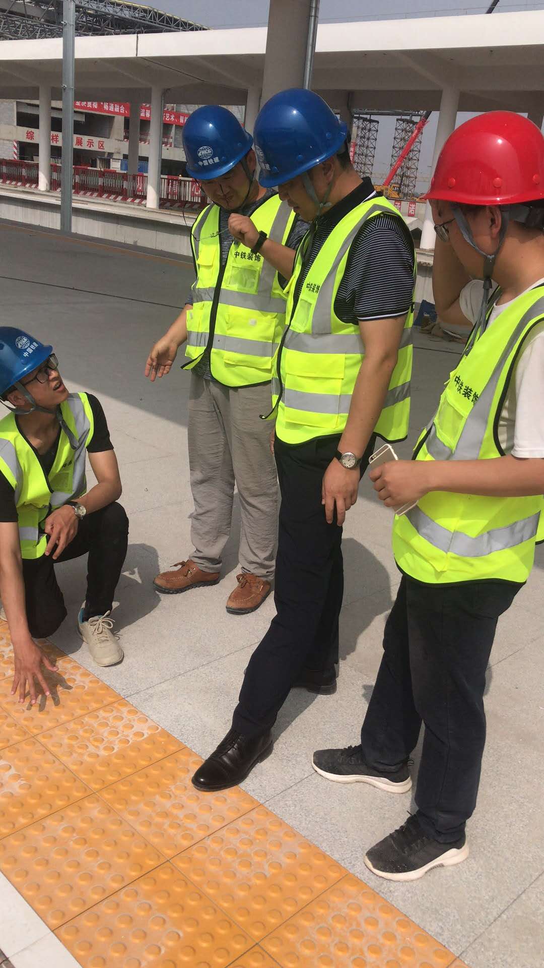5月18日上午，焦作市眾光耐酸瓷業(yè)有限公司范總親臨南陽(yáng)站參觀本廠供應(yīng)的全瓷盲道磚
